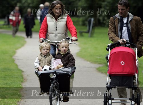Amsterdam 11 juni 2005
Prins Maurits achter kinderwagen en Prinses Marilene met Lucas en Anna in bakfiets in het vondelpark.