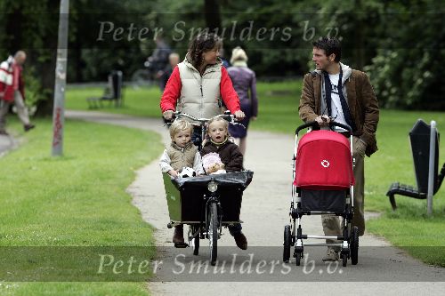 Amsterdam 11 juni 2005
Prins Maurits achter kinderwagen en Prinses Marilene met Lucas en Anna in bakfiets in het vondelpark.