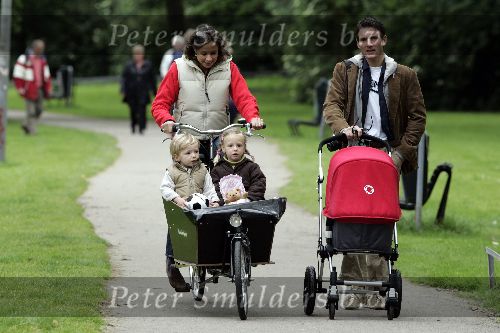 Amsterdam 11 juni 2005
Prins Maurits achter kinderwagen en Prinses Marilene met Lucas en Anna in bakfiets in het vondelpark.