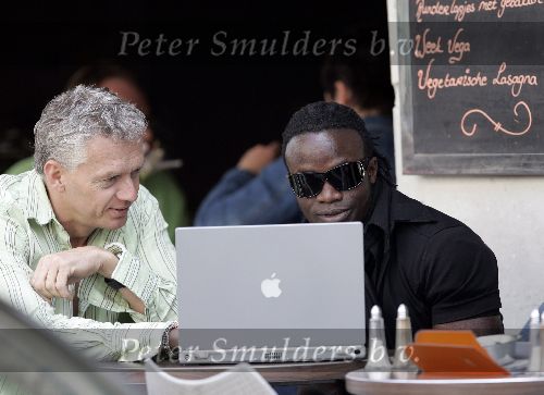 Amsterdam 9 juni 2005
Regilio Tuur op pc hooftstraat met Apple Notebook