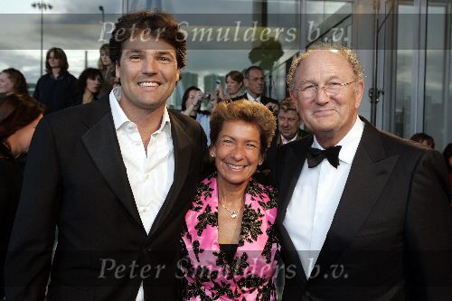 Amsterdam 6 juni 2005
Uitreiking Johnny Kraaykamp musical awards in Nieuwe luxor.
Joop v dEnde en Janine v d Ende en Reinout Oerlemans