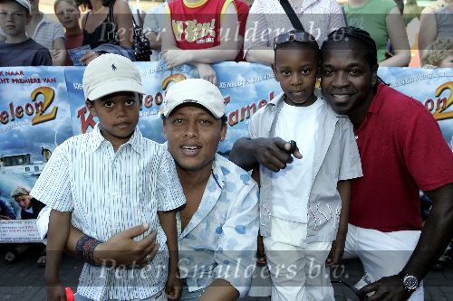 Amsterdam 19 juni 2005
Premiere de Cameleon in pathe arena.
2 zangers replay met zoons