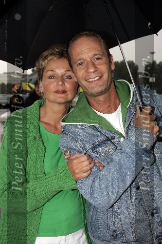 Rotterdam 3 juni 2005
Premiere Circus du soleil  bij ahoy.
Ron Boszhard met vrouw onder paraplu