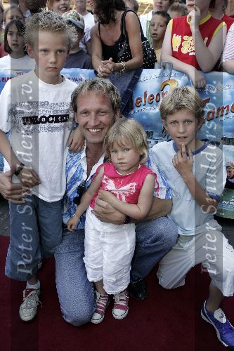 Amsterdam 19 juni 2005
Premiere de Cameleon in pathe arena.
Steven de Jong met kinderen