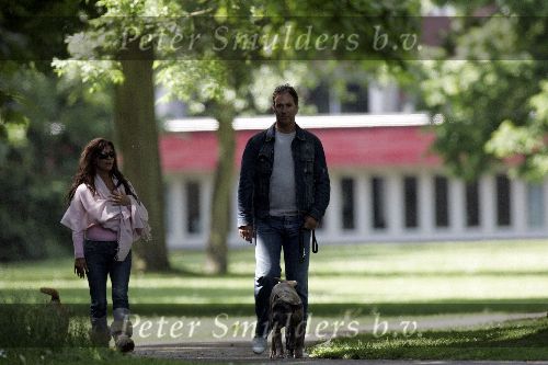 Amsterdam 31 mei 2005
Tatjana met haar vriend Ewald laten hun 2 honden uit in het park.
