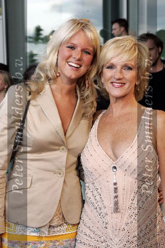 Amsterdam 6 juni 2005
Uitreiking Johnny Kraaykamp musical awards in Nieuwe luxor.
Tineke Schouten met dochter