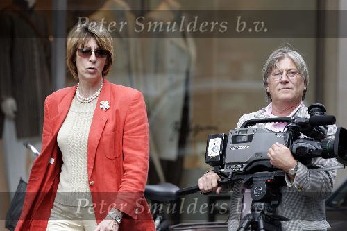 Amsterdam 1 juni 2005
Tineke de Groot met cameraman op pc hooftstraat