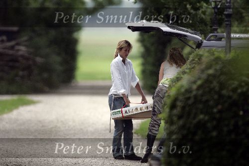 Nigtevecht 17 juni 2005
Wendy v Dijk verhuizen naar haar nieuwe huis op Zwaanwijck samen met een vriendin en Chris Zegers.