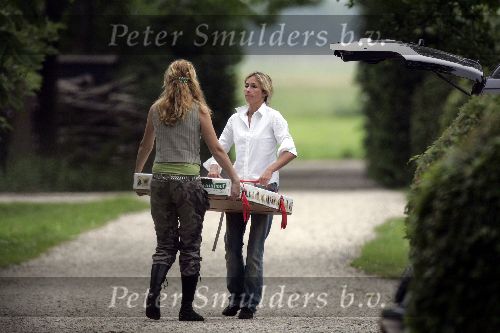 Nigtevecht 17 juni 2005
Wendy v Dijk verhuizen naar haar nieuwe huis op Zwaanwijck samen met een vriendin en Chris Zegers.
