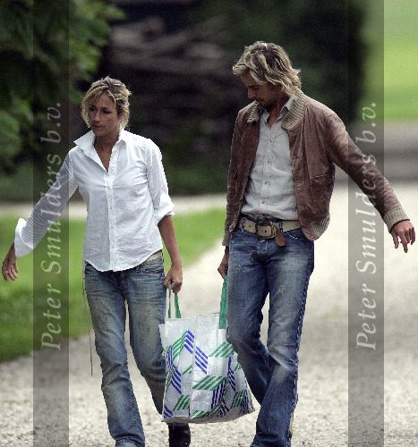 Nigtevecht 17 juni 2005
Wendy v Dijk verhuizen naar haar nieuwe huis op Zwaanwijck samen met een vriendin en Chris Zegers.