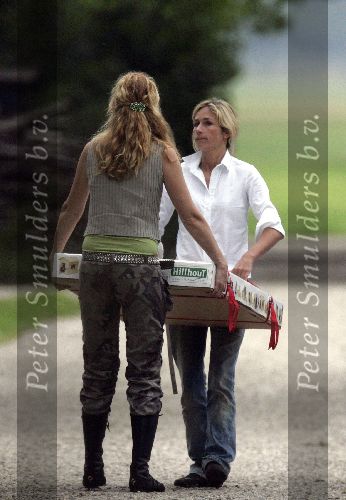 Nigtevecht 17 juni 2005
Wendy v Dijk verhuizen naar haar nieuwe huis op Zwaanwijck samen met een vriendin en Chris Zegers.