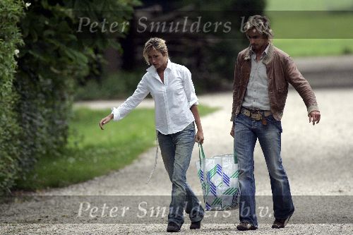 Nigtevecht 17 juni 2005
Wendy v Dijk verhuizen naar haar nieuwe huis op Zwaanwijck samen met een vriendin en Chris Zegers.