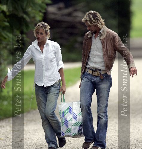 Nigtevecht 17 juni 2005
Wendy v Dijk verhuizen naar haar nieuwe huis op Zwaanwijck samen met een vriendin en Chris Zegers.