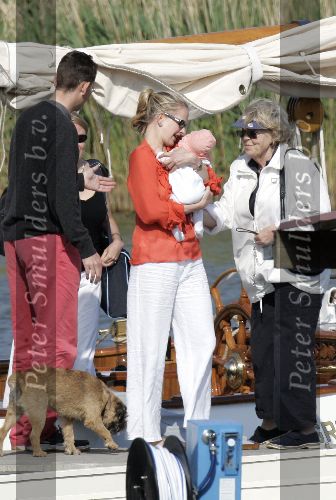 Muiden 28 mei 2005
Koningin Beatrix varen met Mabel Wisse Smit prinses Luana en prins Friso
