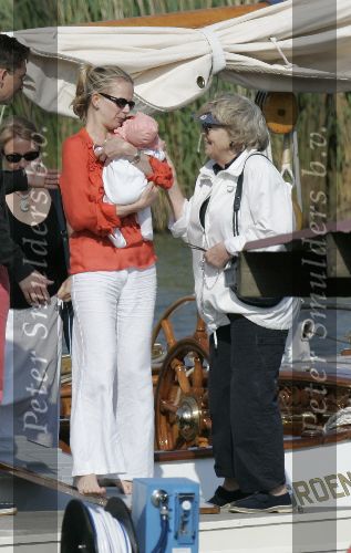 Muiden 28 mei 2005
Koningin Beatrix varen met Mabel Wisse Smit prinses Luana en prins Friso