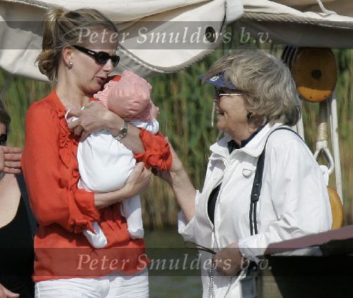 Muiden 28 mei 2005
Koningin Beatrix varen met Mabel Wisse Smit prinses Luana en prins Friso