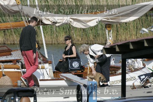 Muiden 28 mei 2005
Koningin Beatrix varen met Mabel Wisse Smit prinses Luana en prins Friso. hond beatrix