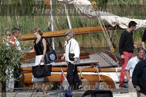 Muiden 28 mei 2005
Koningin Beatrix varen met Mabel Wisse Smit prinses Luana en prins Friso