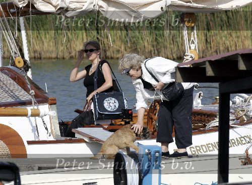 Muiden 28 mei 2005
Koningin Beatrix varen met Mabel Wisse Smit prinses Luana en prins Friso. hond beatrix