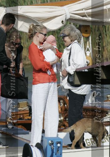 Muiden 28 mei 2005
Koningin Beatrix varen met Mabel Wisse Smit prinses Luana en prins Friso