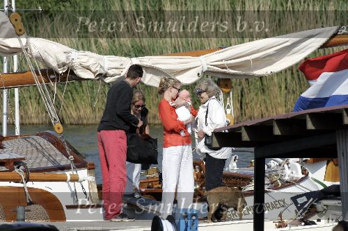 Muiden 28 mei 2005
Koningin Beatrix varen met Mabel Wisse Smit prinses Luana en prins Friso