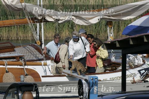 Muiden 28 mei 2005
Koningin Beatrix varen met Mabel Wisse Smit prinses Luana en prins Friso. hond beatrix