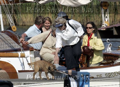 Muiden 28 mei 2005
Koningin Beatrix varen met Mabel Wisse Smit prinses Luana en prins Friso. hond koningin