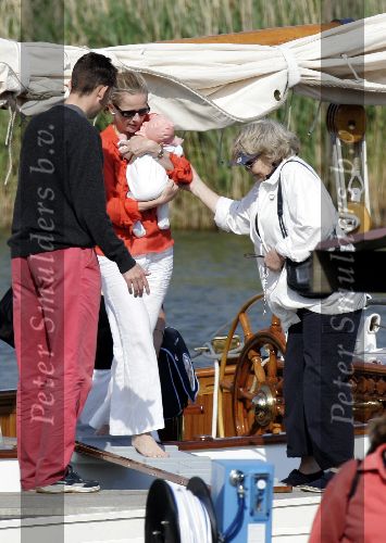 Muiden 28 mei 2005
Koningin Beatrix varen met Mabel Wisse Smit prinses Luana en prins Friso. Mabel op blote voeten