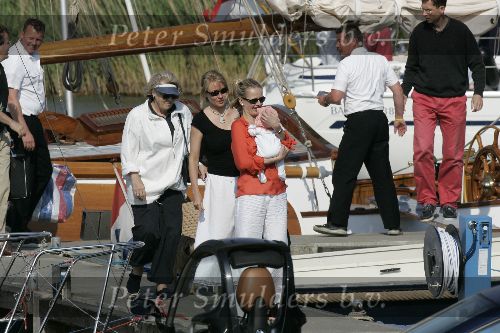 Muiden 28 mei 2005
Koningin Beatrix varen met Mabel Wisse Smit prinses Luana en prins Friso