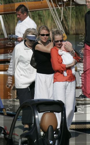Muiden 28 mei 2005
Koningin Beatrix varen met Mabel Wisse Smit prinses Luana en prins Friso