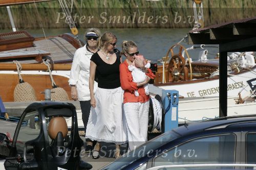 Muiden 28 mei 2005
Koningin Beatrix varen met Mabel Wisse Smit prinses Luana en prins Friso