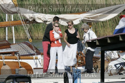 Muiden 28 mei 2005
Koningin Beatrix varen met Mabel Wisse Smit prinses Luana en prins Friso