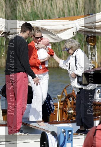 Muiden 28 mei 2005
Koningin Beatrix varen met Mabel Wisse Smit prinses Luana en prins Friso. Mabel op blote voeten