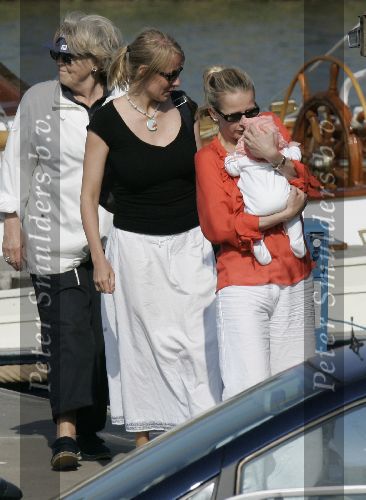 Muiden 28 mei 2005
Koningin Beatrix varen met Mabel Wisse Smit prinses Luana en prins Friso