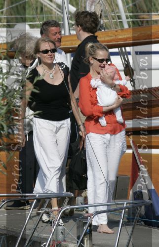 Muiden 28 mei 2005
Koningin Beatrix varen met Mabel Wisse Smit prinses Luana en prins Friso