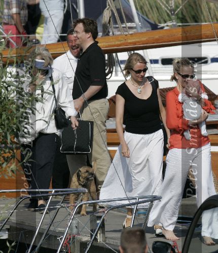 Muiden 28 mei 2005
Koningin Beatrix varen met Mabel Wisse Smit prinses Luana en prins Friso. Mabel op blote voeten