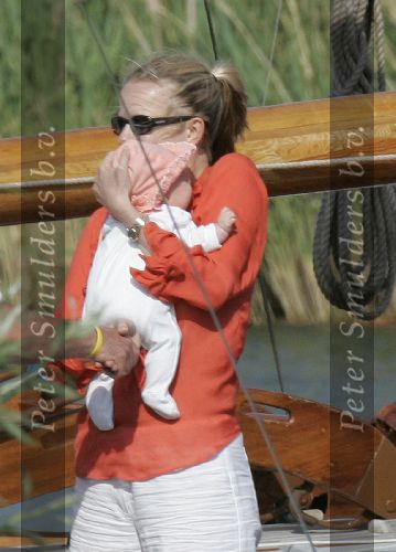 Muiden 28 mei 2005
Koningin Beatrix varen met Mabel Wisse Smit prinses Luana en prins Friso