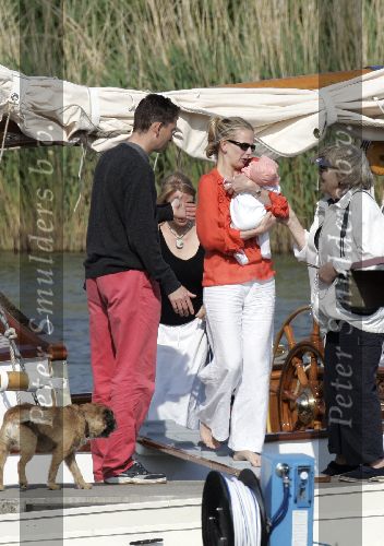 Muiden 28 mei 2005
Koningin Beatrix varen met Mabel Wisse Smit prinses Luana en prins Friso