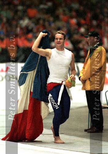 Heerenveen 13 Maart 1999
Ebben Wennenmars met vlag en op blote voeten nadat hij tijdens het WK afstanden de zilveren medaille had gewonnen op de 500 meter.