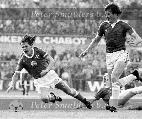 Amsterdam, Olympisch stadion 13 mei 1981
Bekerfinale KNVB 1981
AJAX-AZ 67, eindstand 3-1
AJAX-aanvoerder Frank Arnesen wordt ondeuit gehaald door Ronald Spelbos