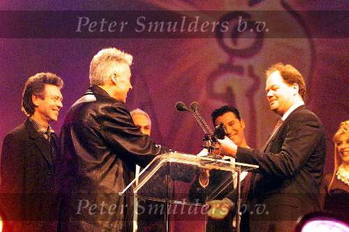 Hilversum, 4 maart 1999
Raymond v Barneveld reikt de Lifetime Achievemnet Nationaal prijs uit aan de Golden Earing tijdens de Edsion Music Award 1999