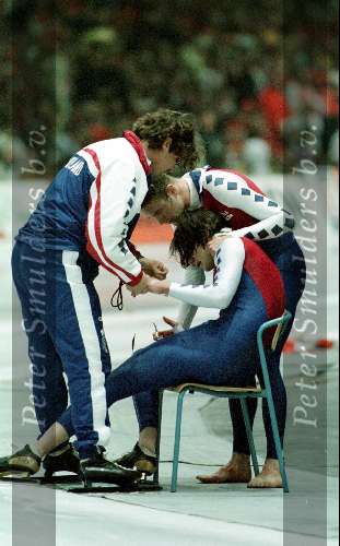 Heerenveen 13 Maart 1999
WK afstanden schaatsen 500 meter
De gevallen Jan Bos wordt getroost door zijn ploeggenoot Erben Wennenmars en coach


PETER SMULDERS BV