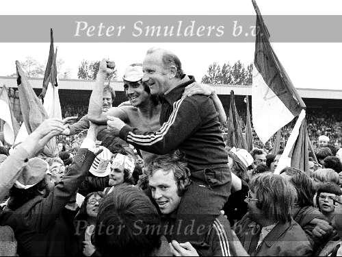 Eindhoven, 11 mei 1985
PSV Landskampioen 1974/1975
Willy v d Kuylen en Kees Rijvers op de schouders bij reserve-doelman Andre v Gerven