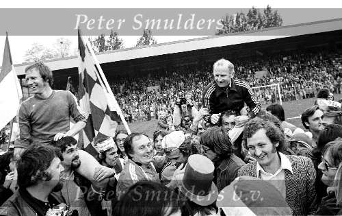 Eindhoven, 11 mei 1975
PSV Landskampioen 1974/1975
Op de schouders BJORN Nordquist en kees Rijvers
Verder op de foto o.a. Jacques v d Ven ( verzorger )