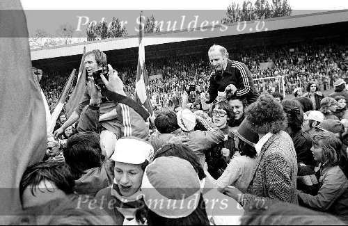 11 mei 1975
PSV Landskampioen 1974/1975
Bjorn Nordquist en Kees Rijvers op de schouders