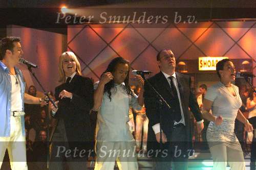 Linda de Mol en Paul de Leeuw dansend na afloop Nat. Songfestival 1999
Hilversum 14 Maart 1999