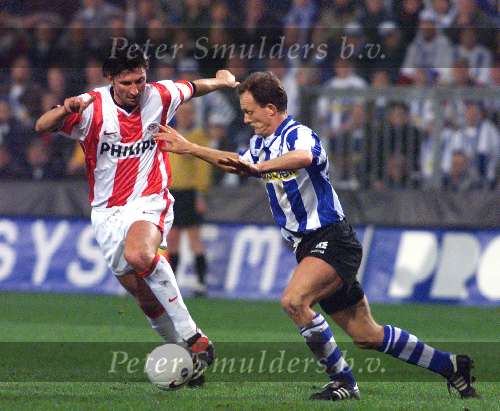 9 Maart 1999
EVV-PSV 0-5
Steve v d Borght in duel met Luc Nilis