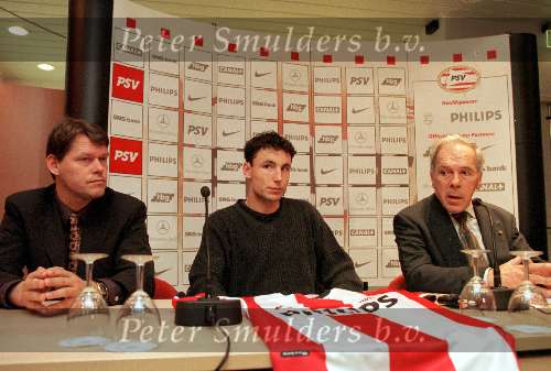 Eindhoven, 18 maart 1999
PSV nieuwste aankoop Mark v Bommel (Fortuna SC ) die een kontrakt heeft getekend voor 5 jaar;
14 x jong oranje en 30x UEFA-elftal
Verder op de foto manager Frank Arnesen en Voorzitter Harry v Raaij.