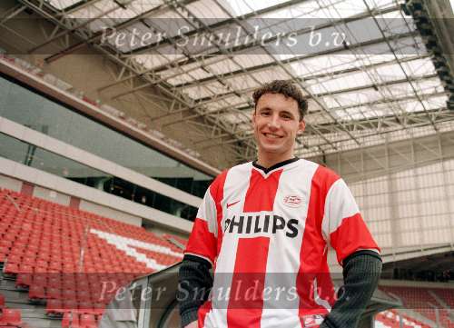 Eindhoven, 18 maart 1999
Mark v Bommel ( Fortuna SC ) tekent voor 5 jaar bij PSV