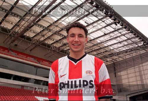 Eindhoven, 18 maart 1999
Mark v Bommel ( Fortuna SC ) tekent voor 5 jaar bij PSV